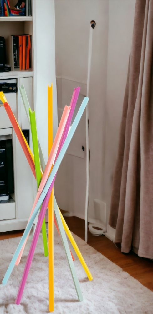 Mehrfarbiger Sciangai Kleiderständer von Zanotta, ein Design-Objekt für stilvolle Garderobenlösungen. Modern und funktional.