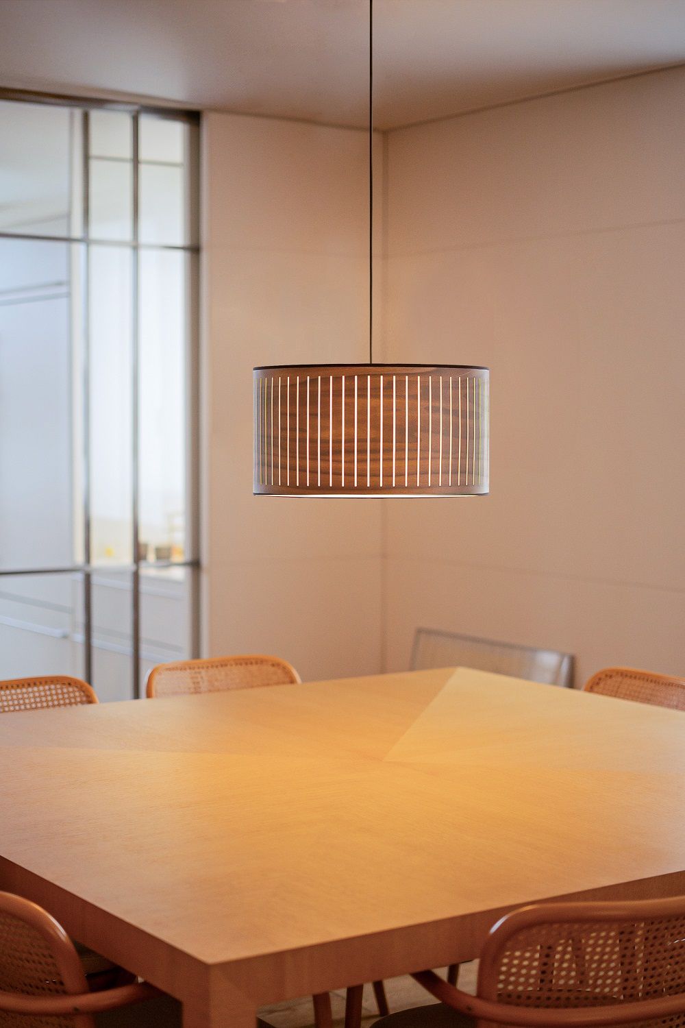 Nomon Autumn Pendelleuchte aus Holz über einem Esstisch, moderne Hängeleuchte für Wohnzimmer und Esszimmer.