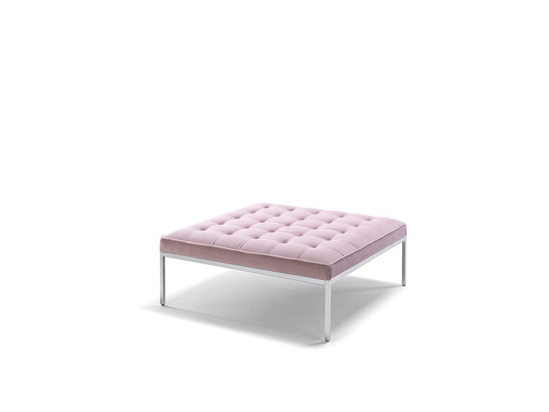 Rosa Relax Florence Bank von Knoll International mit quadratischer Form und Knopfheftung.