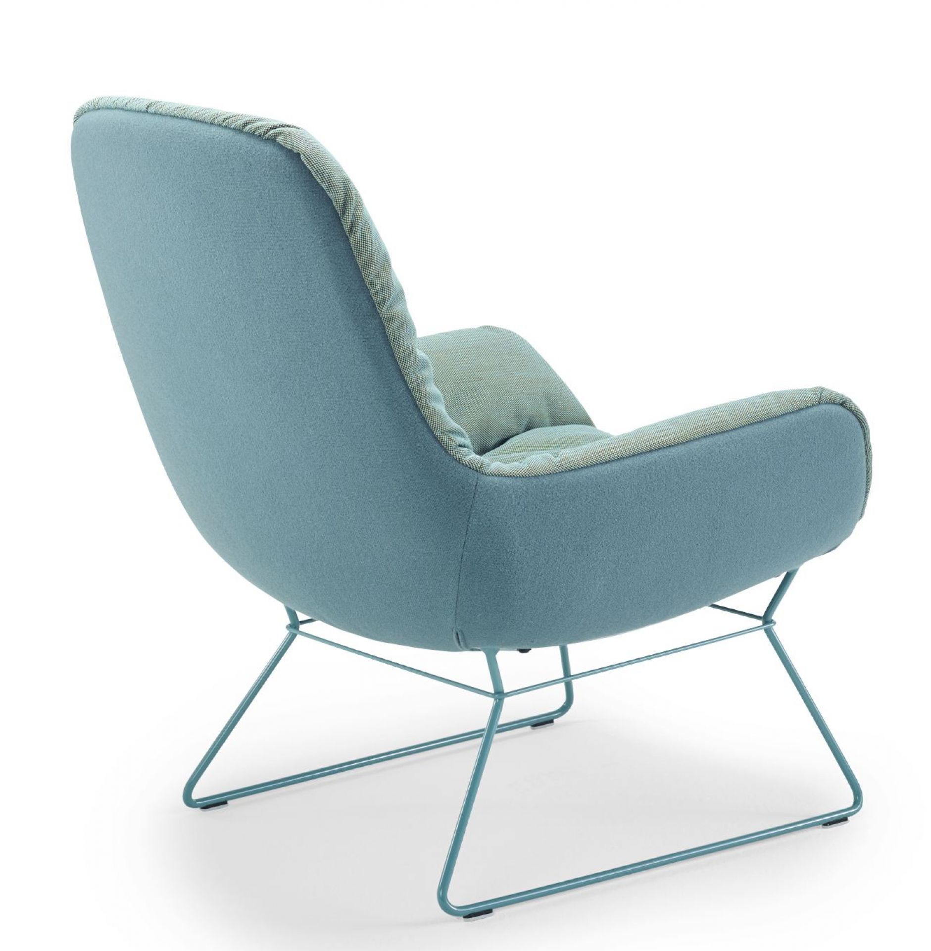 Blauer Leya Lounge Chair Sessel von Freifrau Manufaktur, modernes Design mit Metallgestell und Stoffbezug.