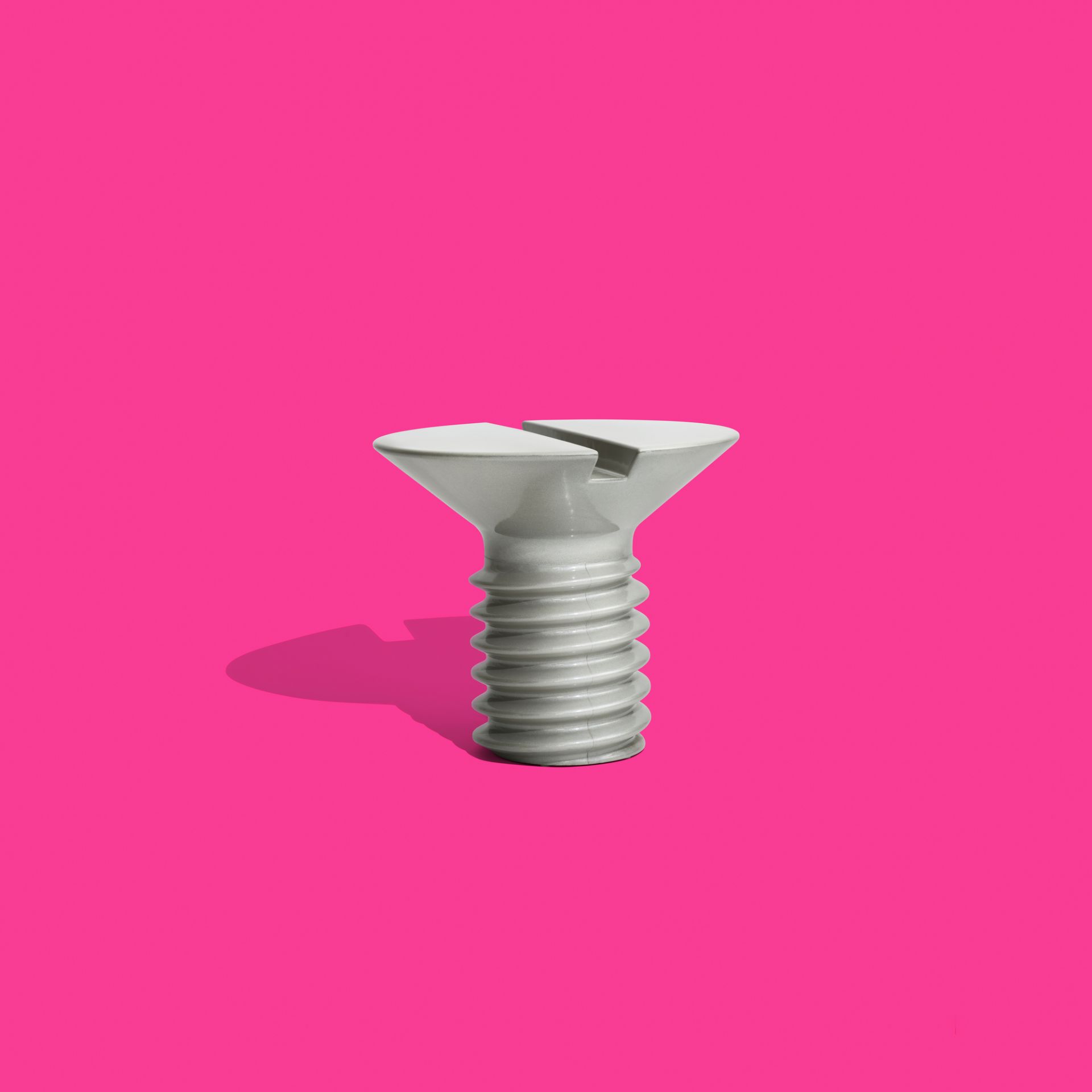 Weißer Screw Tisch von Eero Aarnio Originals, kleiner Beistelltisch in Schraubenform auf pinkem Hintergrund.