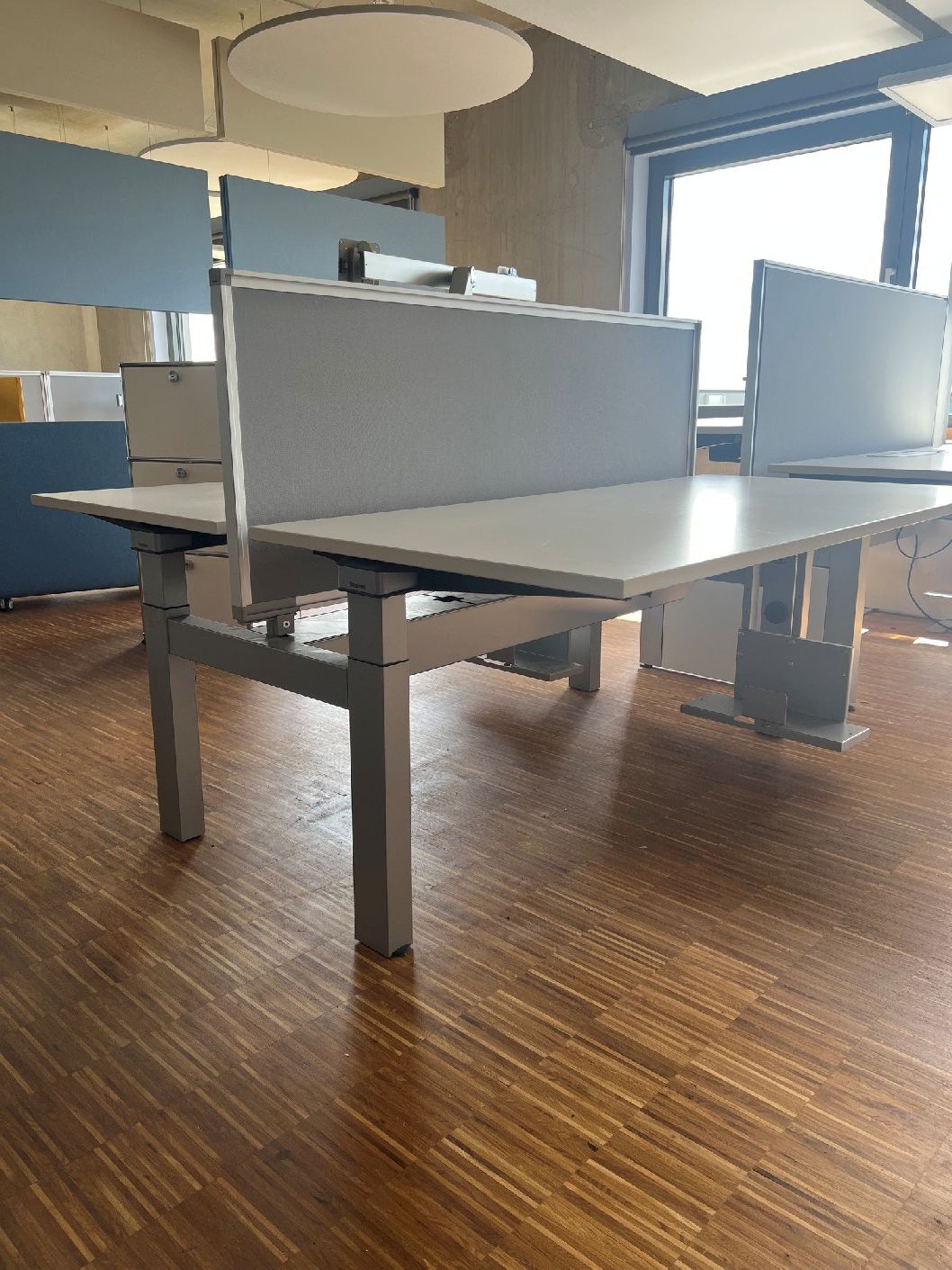 Steelcase dubbel werkstation, tentoonstellings-/tweedehands meubilair 