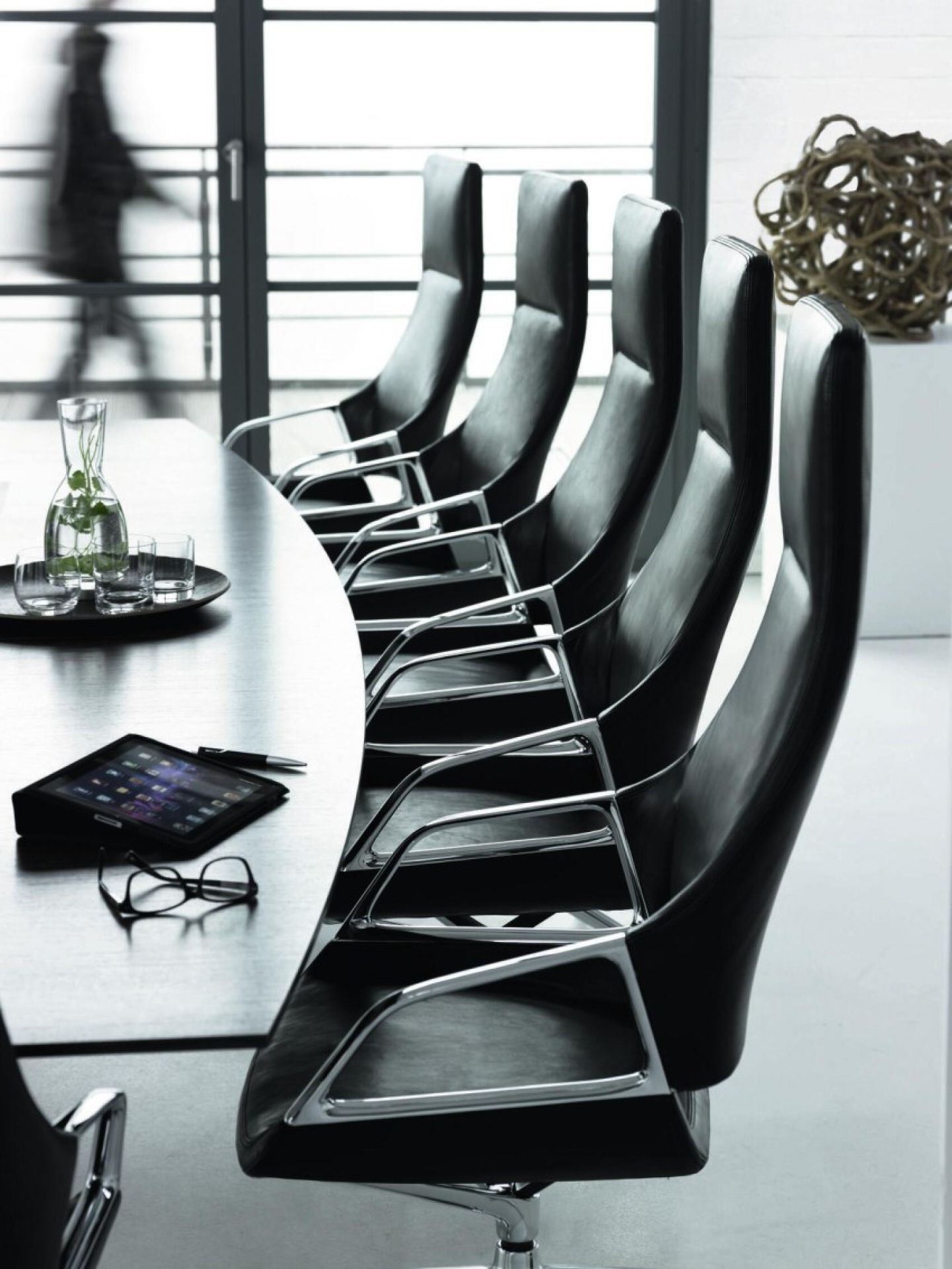 Elegante schwarze Graph Konferenzsessel von Wilkhahn mit hoher Rückenlehne und Chromgestell an einem Konferenztisch.