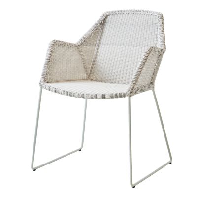 Weißer Cane-Line Breeze Outdoor Stuhl mit Kufengestell, ideal für Garten und Terrasse.