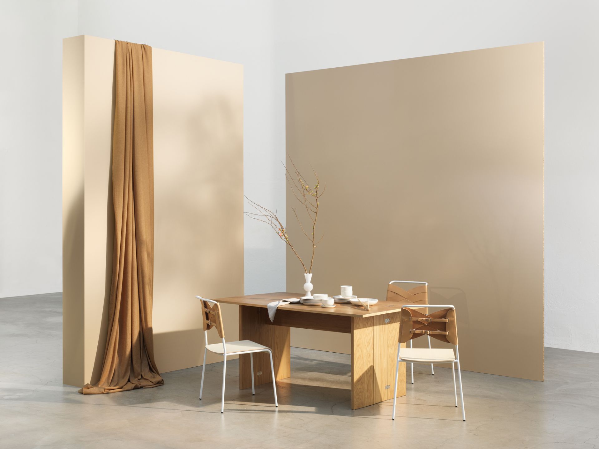 Design House Stockholm Flip Table Klapptisch aus Holz mit Stühlen und Geschirr.