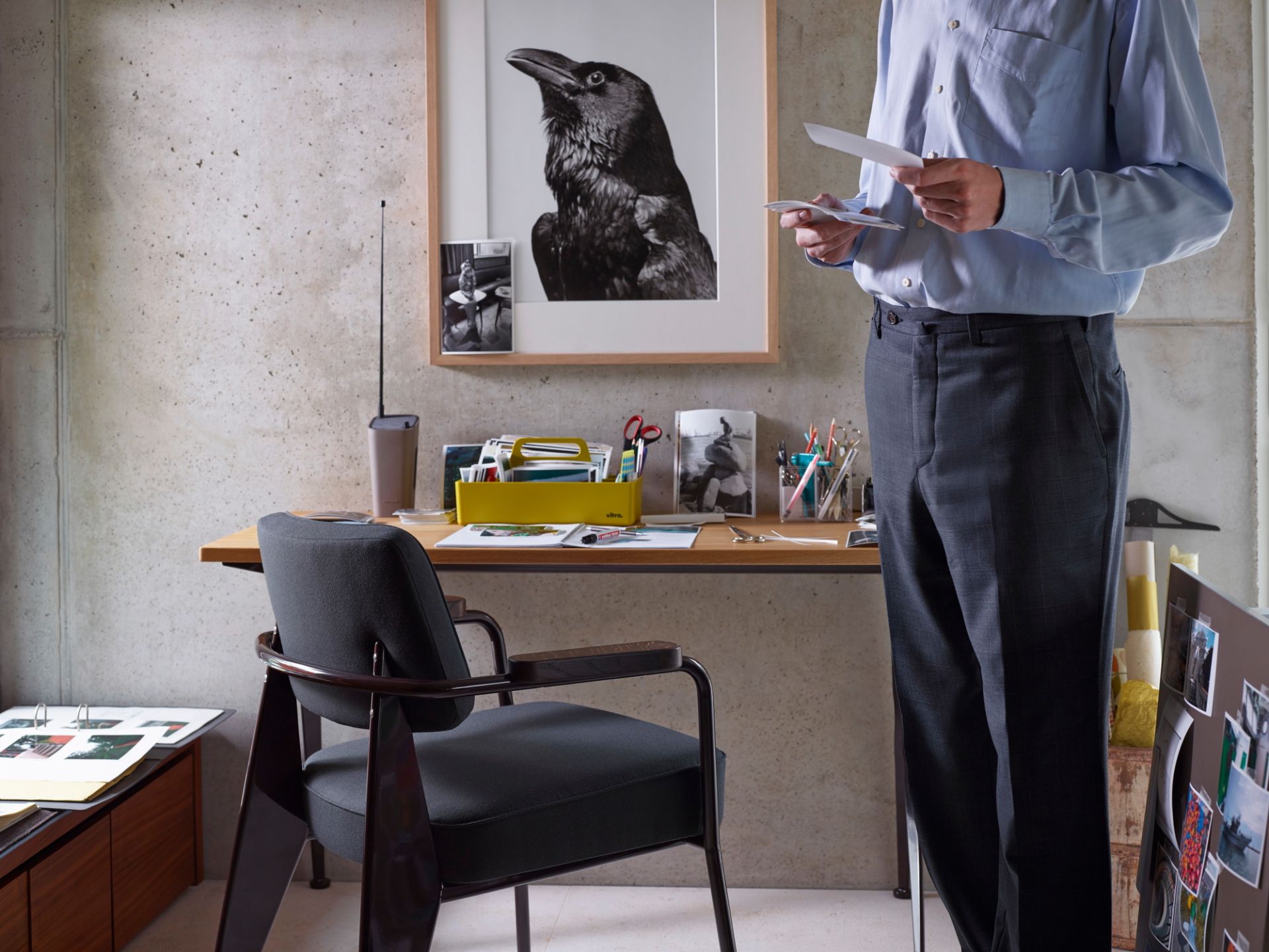 Vitra Compas Direction Schreibtisch aus Holz mit Stuhl und Person im modernen Büro.