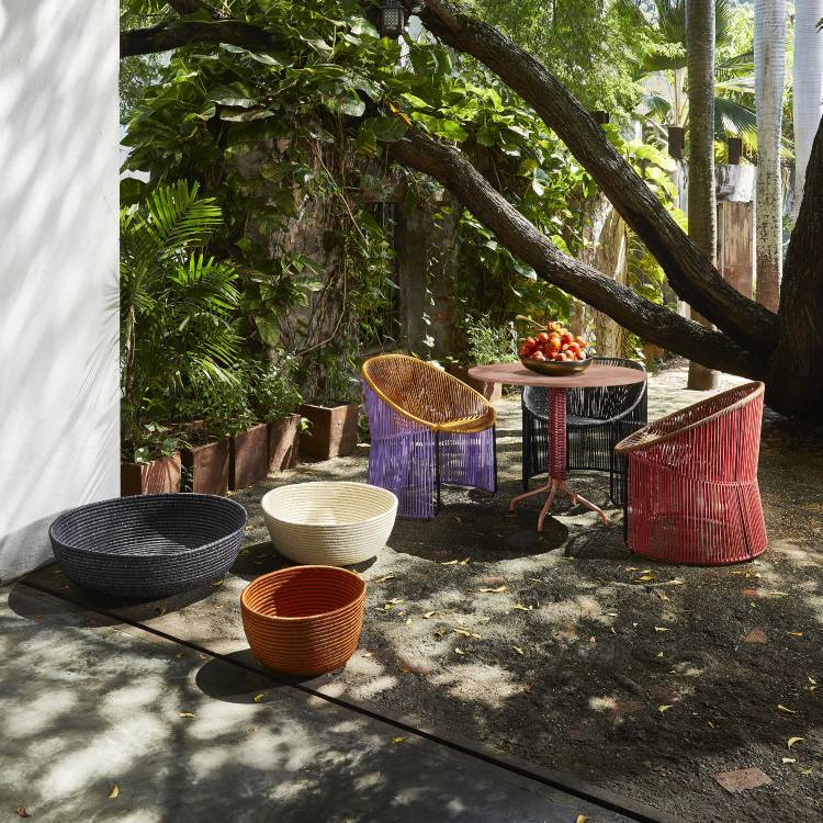 Cielo Table Outdoor Tisch in Pastellgrün und Olivgrün, ideal für Garten und Terrasse.