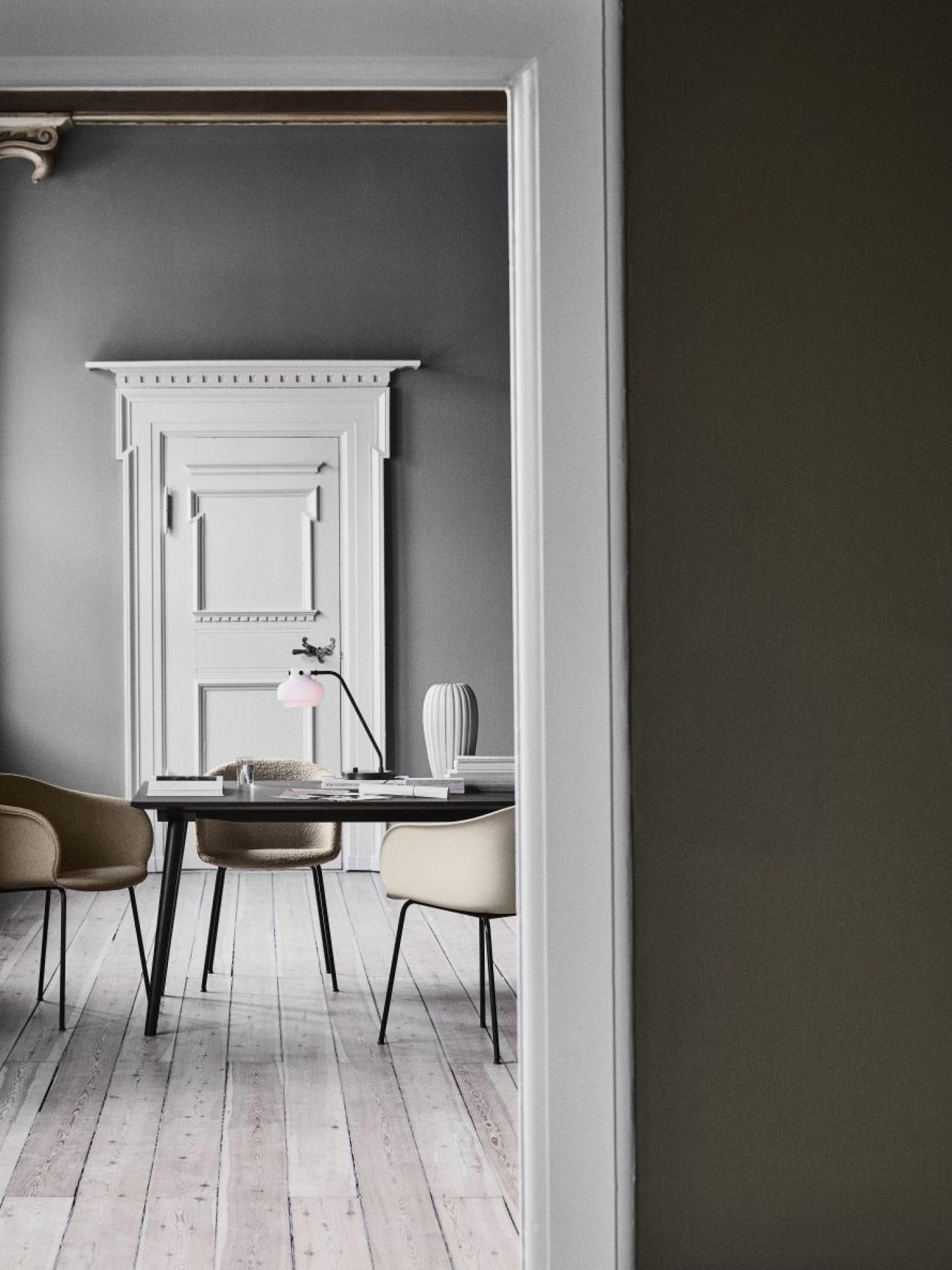 Elefy Lounge Chair mit Stahlrohrgestell und Polsterung von AndTradition, elegante Sessel für Wohnzimmer und Büro.