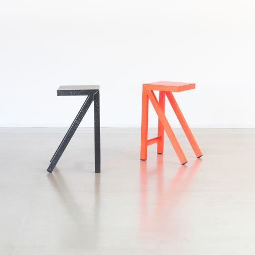 Bureaurama Hocker von Magis, ein schwarzer und ein orangefarbener Barhocker mit ungewöhnlichem, modernem Design.