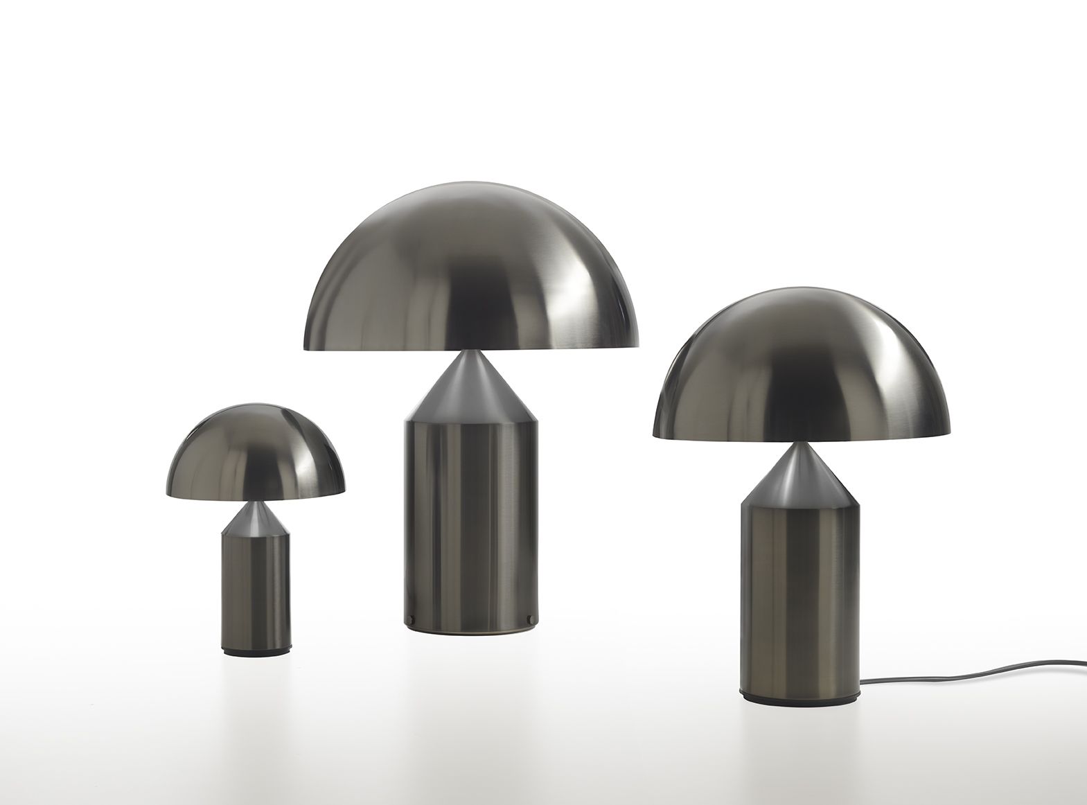 Drei Atollo Tischleuchten in Nickel von Oluce, verschiedene Größen, modernes Design.