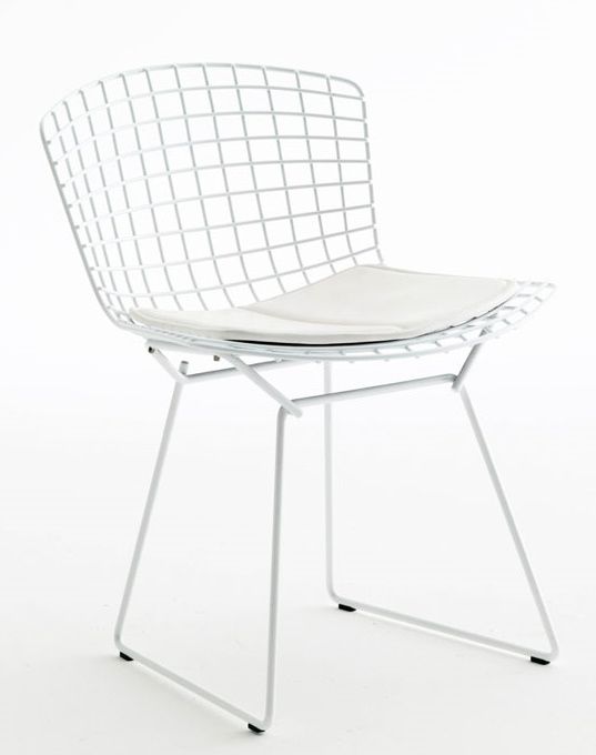 Weißer Bertoia Stuhl von Knoll International für den Außenbereich mit Sitzkissen. Design Gartenstuhl.