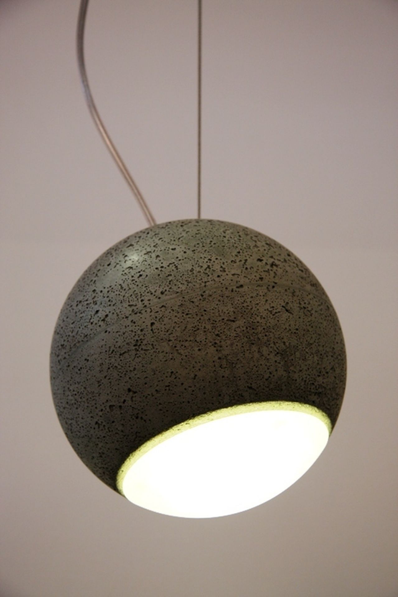 Moderne graue Kugel-Hängeleuchte mit strukturierter Oberfläche und warmweißem Licht für stilvolle Innenraumbeleuchtung.