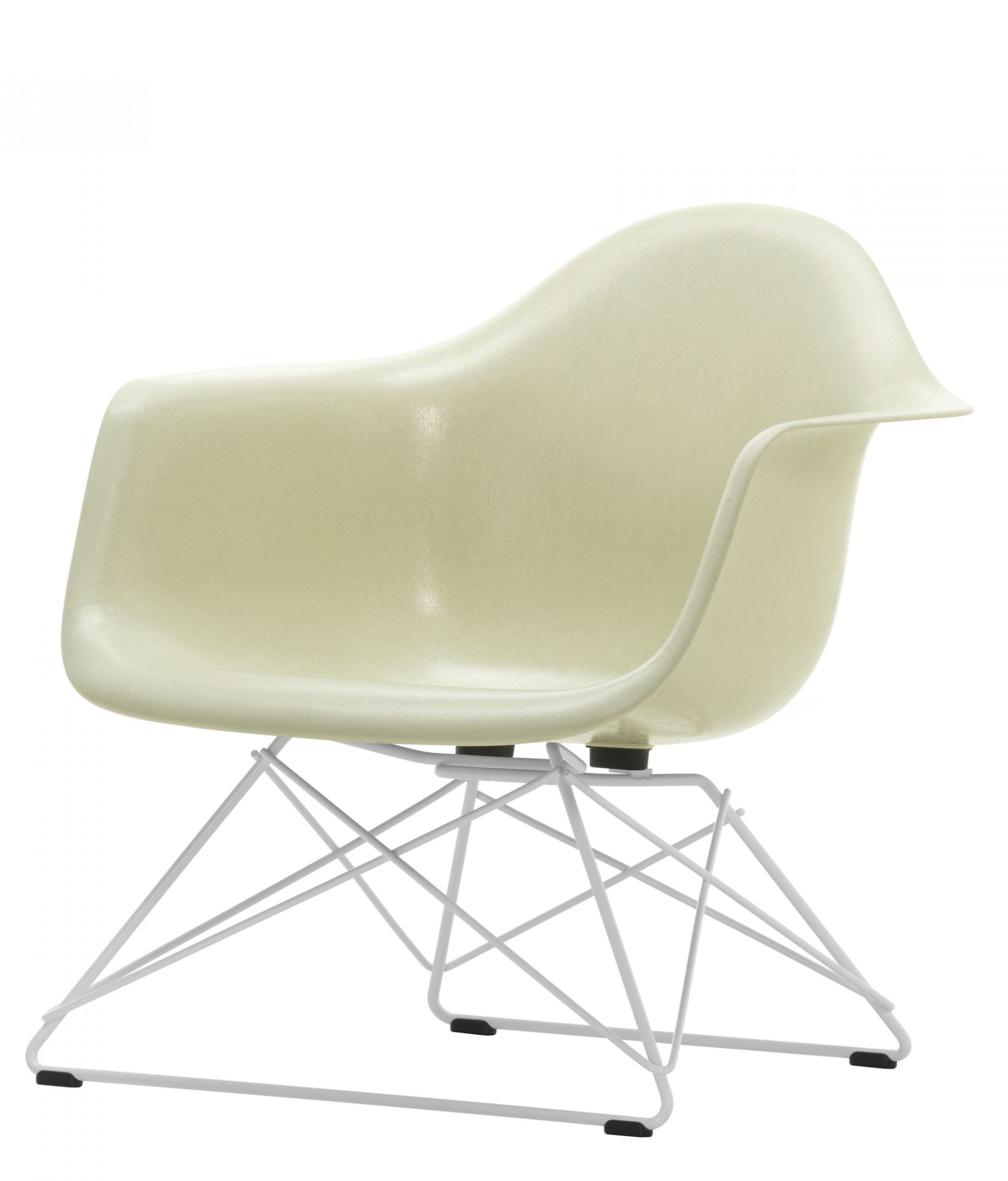 Beiger Eames Fiberglass Arm Chair mit weißem Drahtgestell, ein Designklassiker von Vitra.