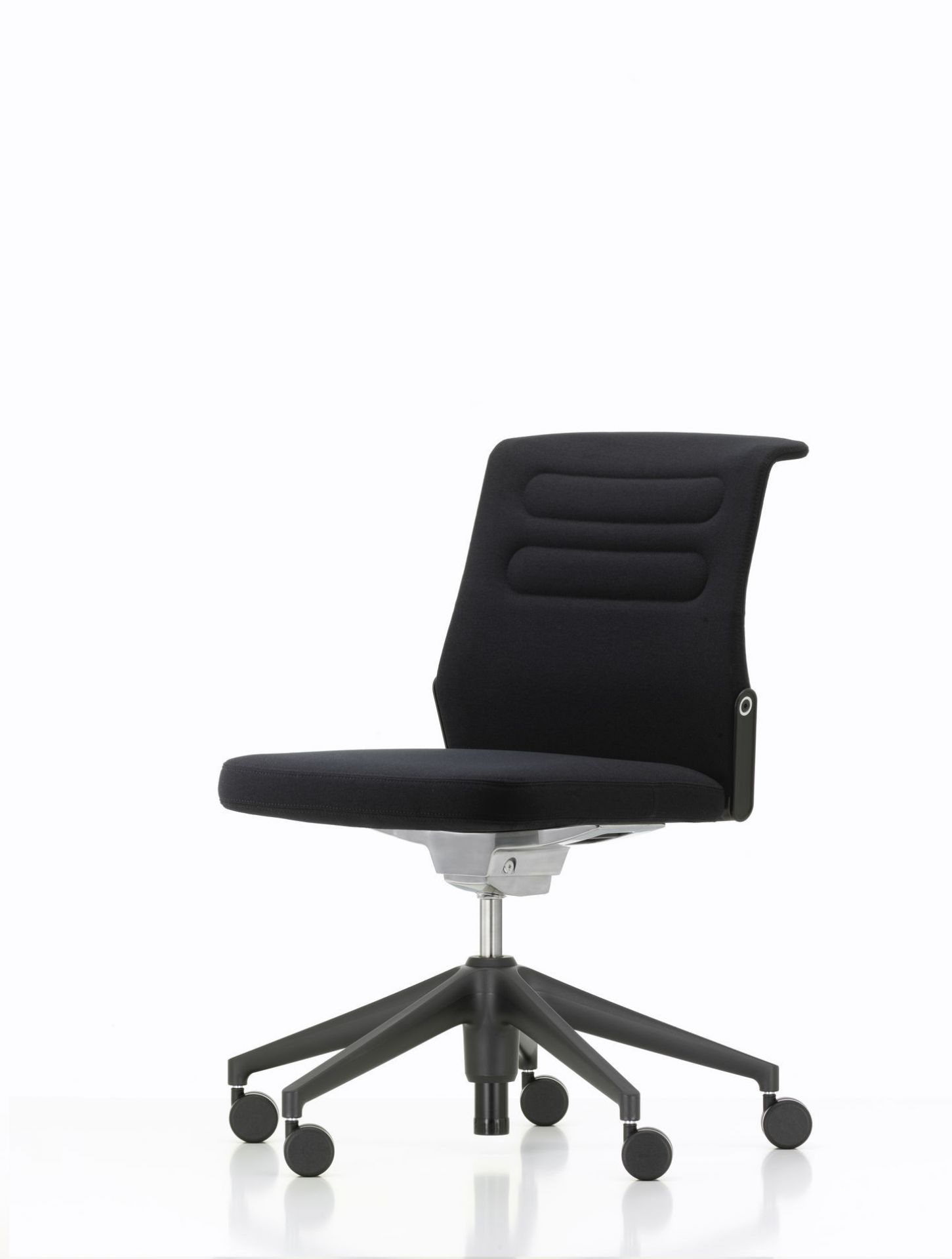 Schwarzer AC5 Studio Bürodrehstuhl von Vitra mit gepolsterter Rückenlehne und Rollen vor weißem Hintergrund.