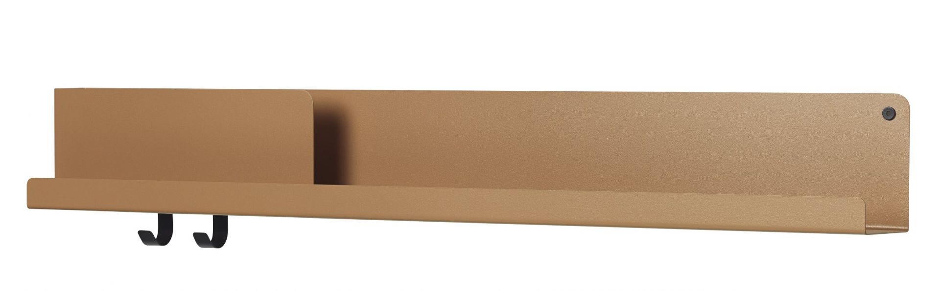 Nahaufnahme des Muuto Folded Shelves Regals in Goldbraun mit zwei schwarzen Haken zur Wandmontage.