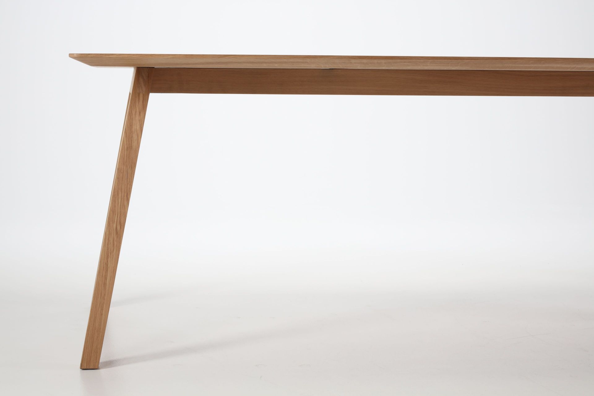 Detailaufnahme des Monk Tisches von Prostoria, ein moderner Holztisch mit schlichtem Design und hellen Holzbeinen.