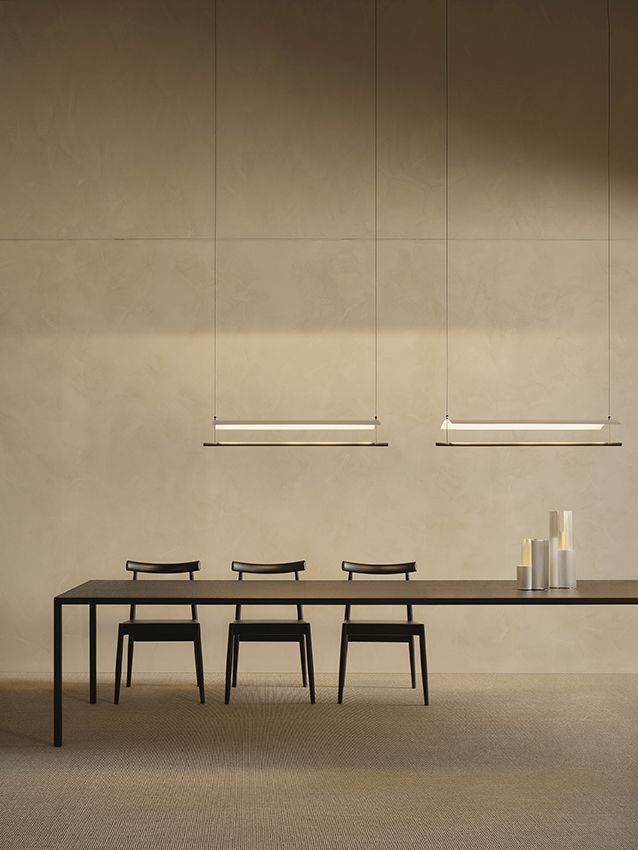Esszimmer mit Esstisch, drei schwarzen Edo Chair Stühlen von MDF Italia und minimalistischer Pendelleuchte.