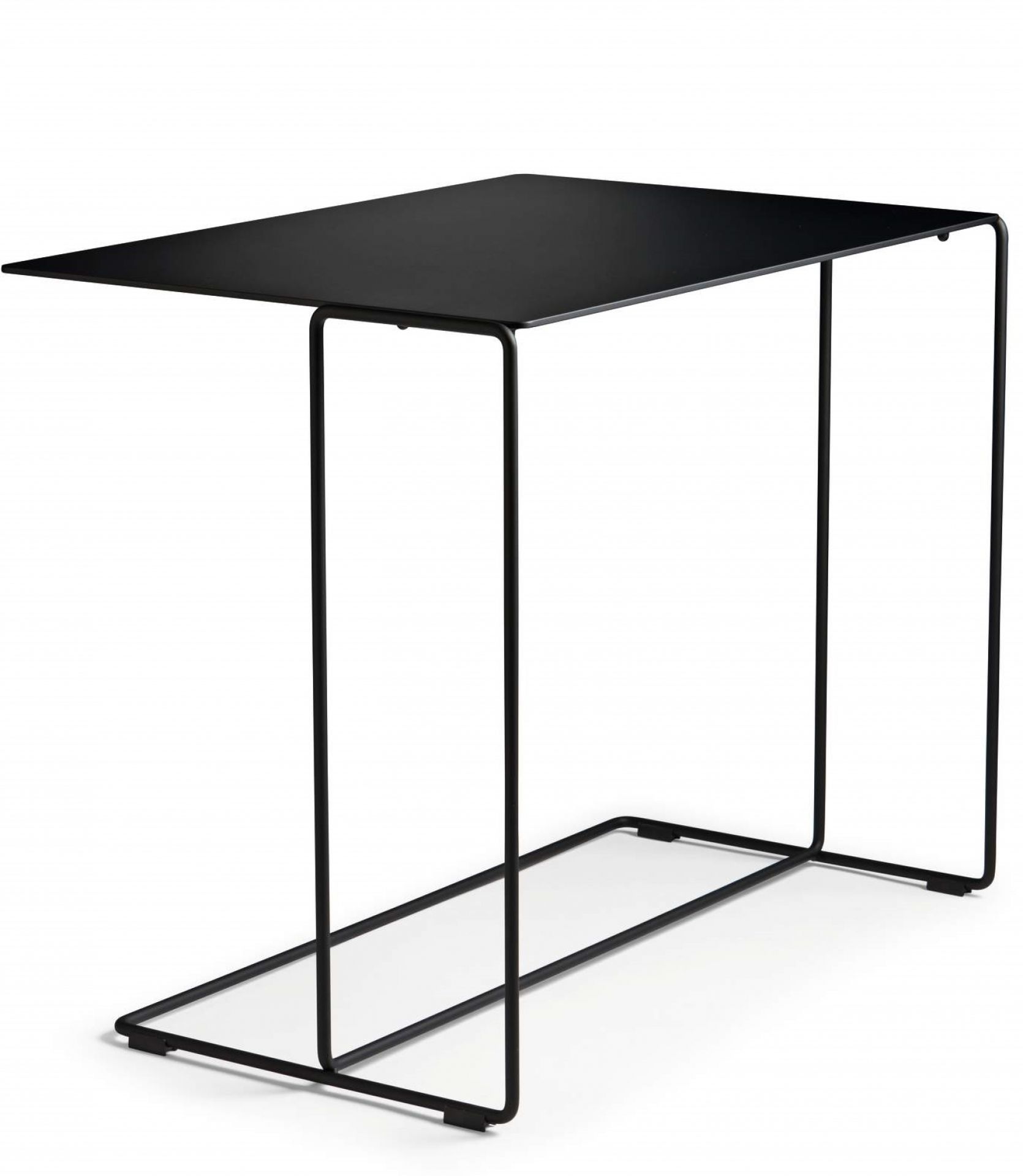 Schwarzer Oki Beistelltisch von Walter Knoll mit minimalistischem Design und rechteckiger Tischplatte aus Metall.
