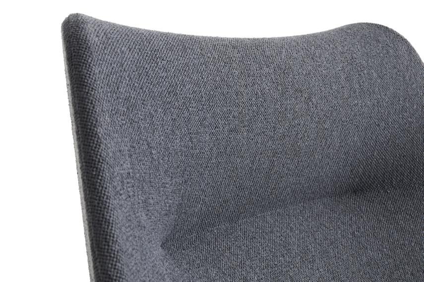 Detailaufnahme des grauen Hay 02 Lounge Chair Sessels mit Stoffbezug, Fokus auf Rückenlehne und Textur.