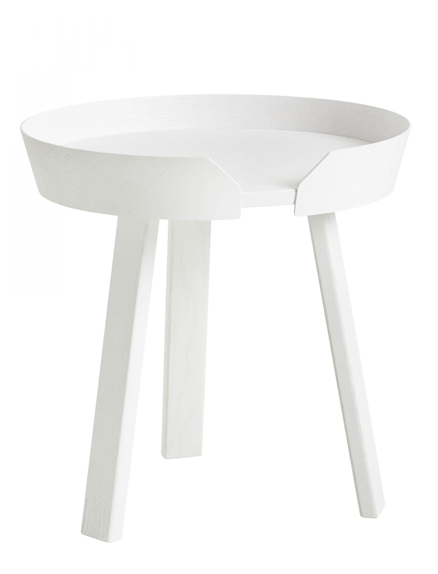 Muuto Around Coffee Table Small in Weiß: Moderner, runder Beistelltisch aus Holz mit drei Beinen.