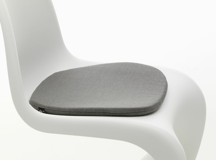 Graues Soft Seats Sitzkissen von Vitra auf einem weißen Stuhl, ideal für Indoor und Outdoor.