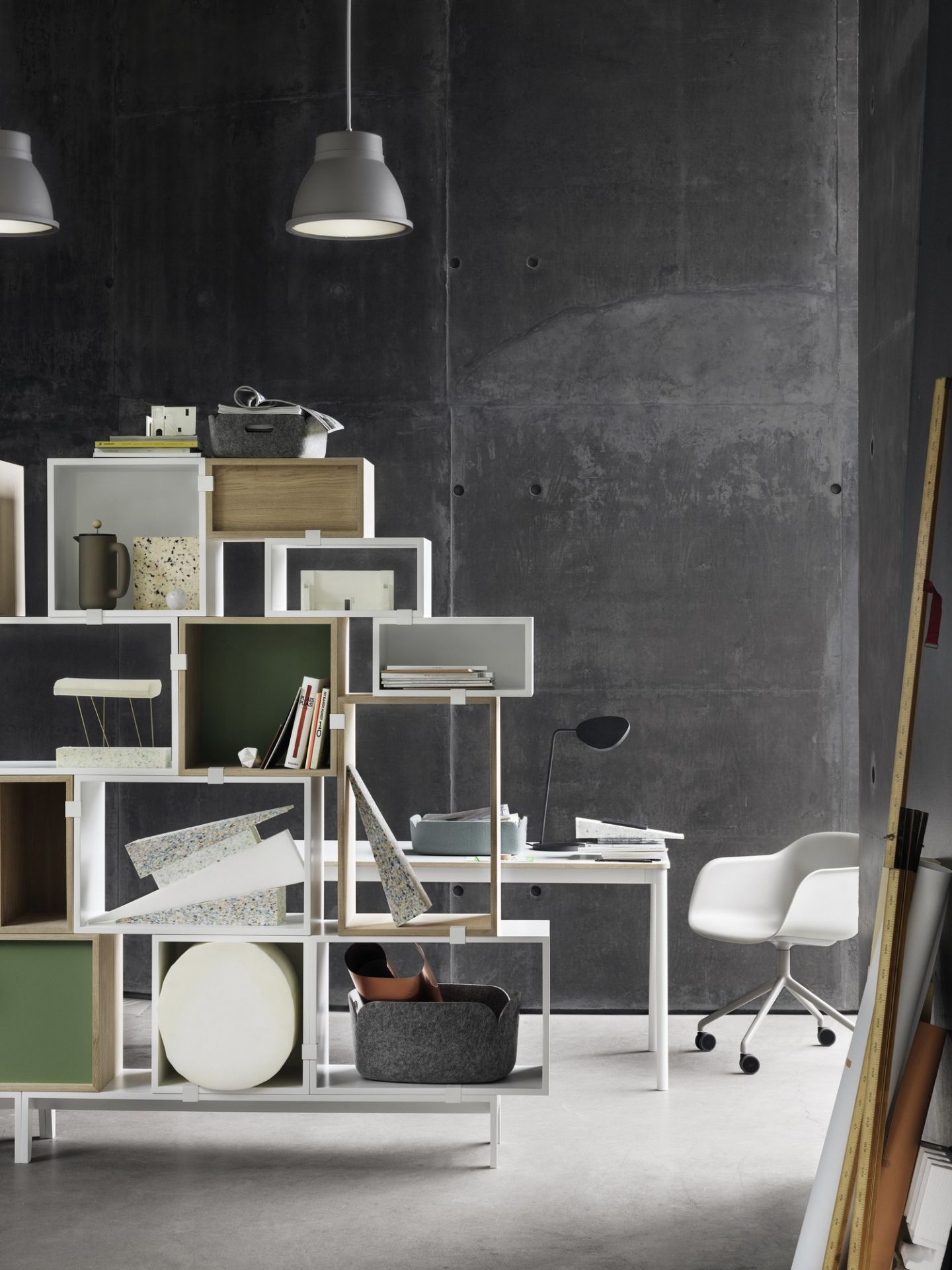 Graue Leaf Table Lamp Tischleuchte von Muuto auf einem Schreibtisch, modernes Design.