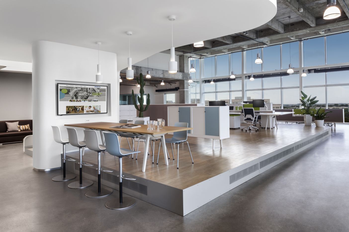 Helle Büroumgebung mit Vitra Hal RE Barhocker an einem hohen Holztisch, ideal für moderne Arbeitsbereiche.