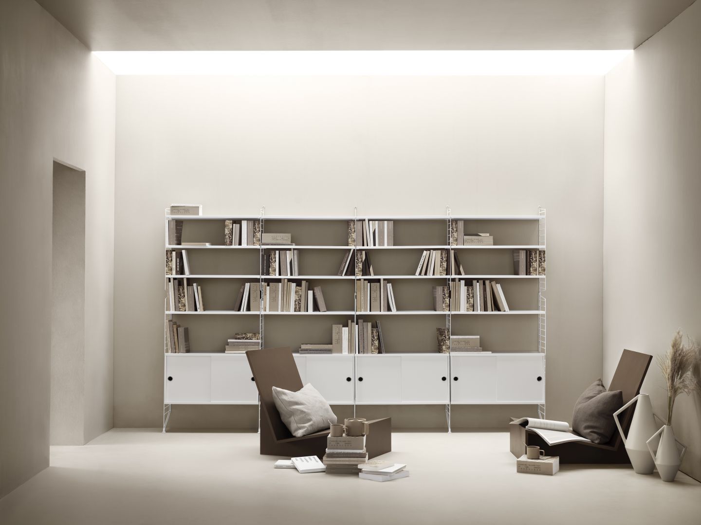 String Regalsystem in Walnuss und Schwarz: Modernes Wandregal für Wohnzimmer mit viel Stauraum.