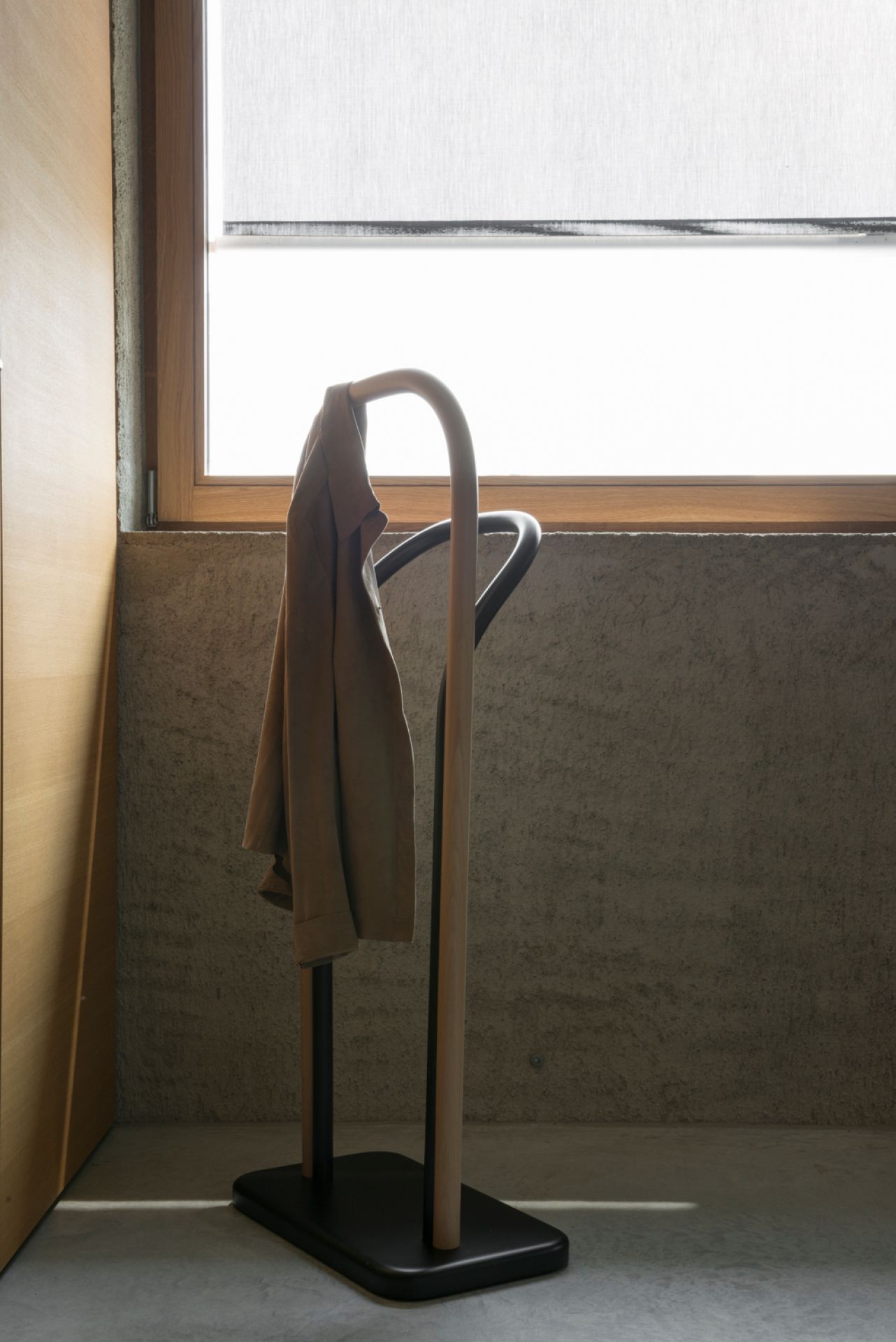 Arch Stummer Diener von Wiener GTV Design mit Jacke, Garderobenständer aus Holz und Metall.