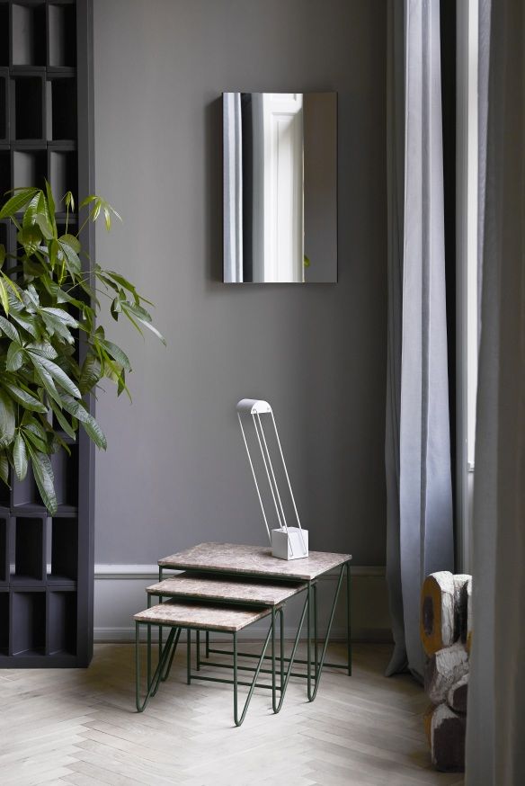 Rechteckiger Mimesis Mirror Spiegel von Please Wait to be Seated an grauer Wand. Modernes Design.