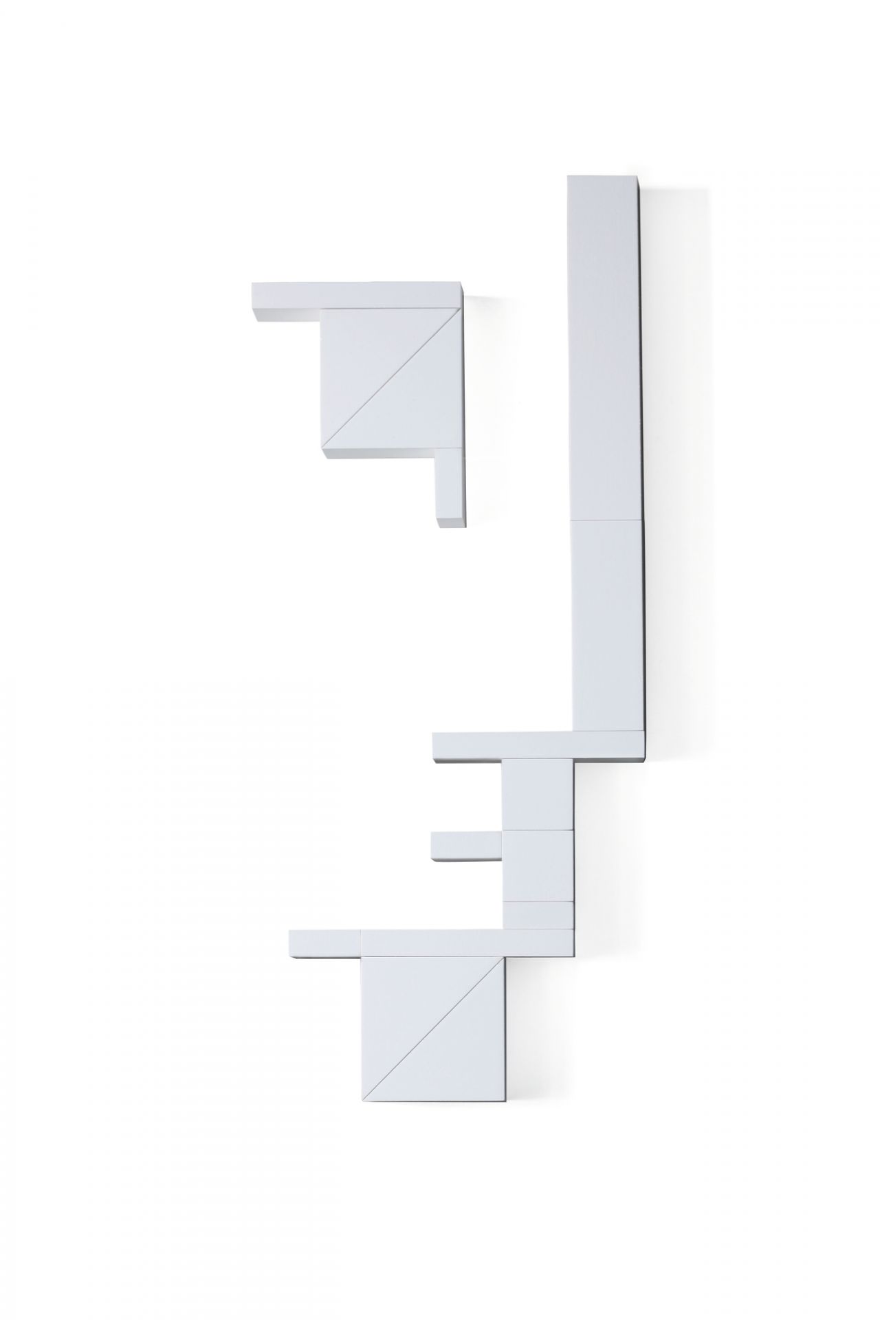Weisses Bauhaus Bauspiel von Naef Spiele, ein Einzelstück, aus verschiedenen geometrischen Formen zusammengesetzt.