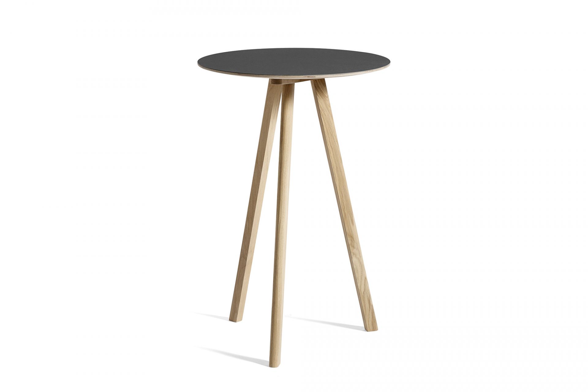 Hay Copenhague Stehtisch CPH 20 mit grauer Tischplatte und hellem Holzgestell, Durchmesser 70 cm.