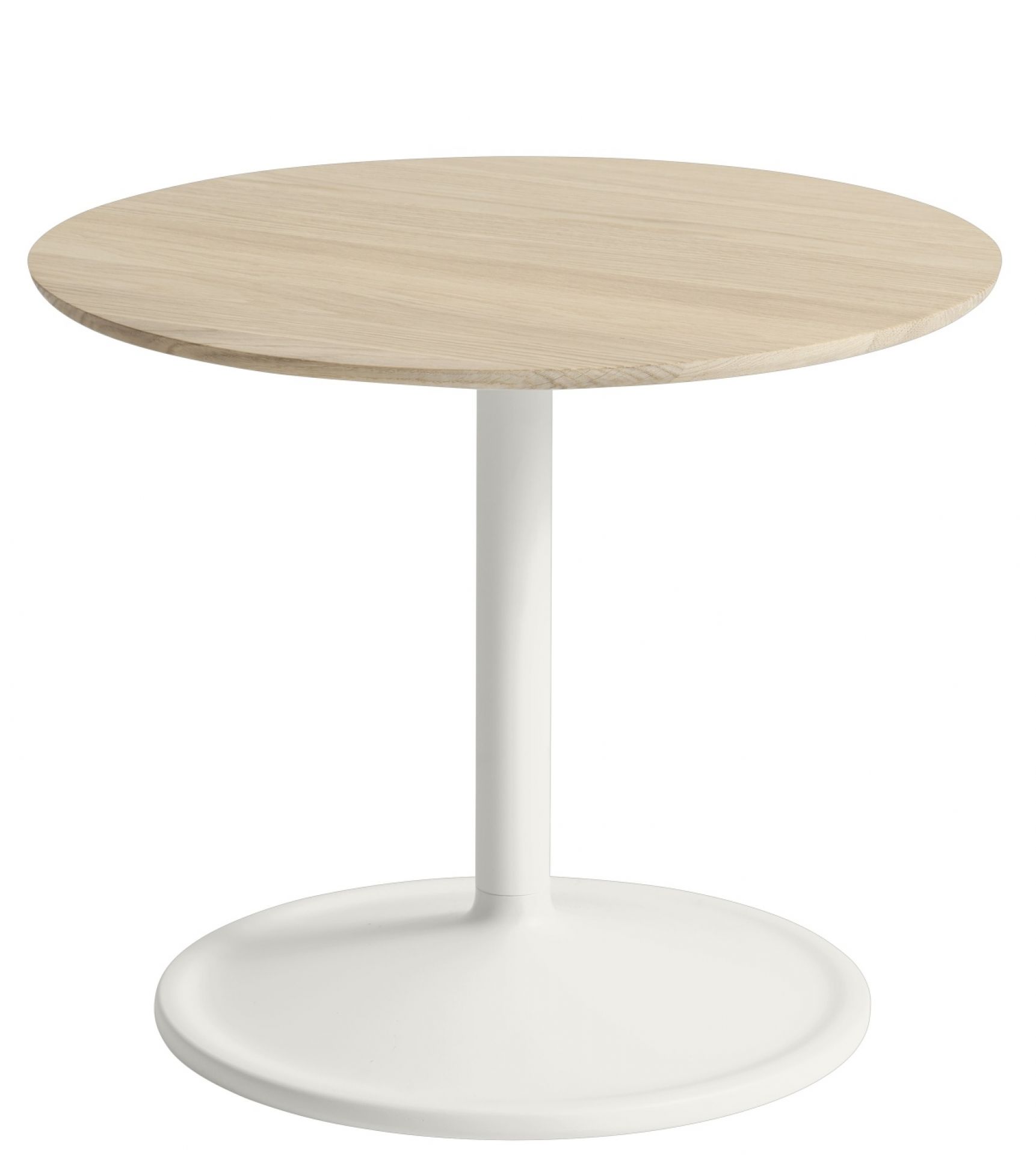 Muuto Soft Side Table Beistelltisch mit runder, heller Holzplatte und weißem Fuß auf weißem Hintergrund.
