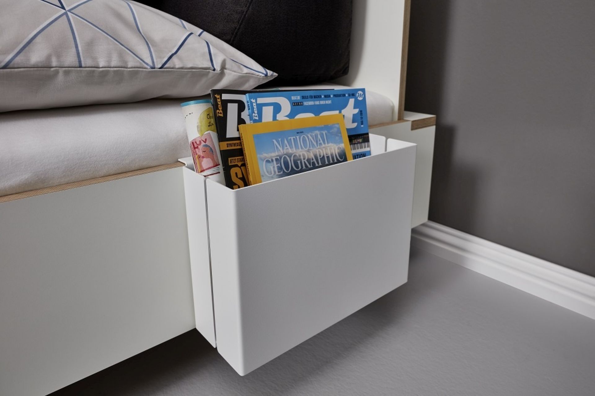 Flai Einzelbett von Müller Möbelwerkstätten mit weißem Nachttisch-Organizer für Zeitschriften und Bücher.