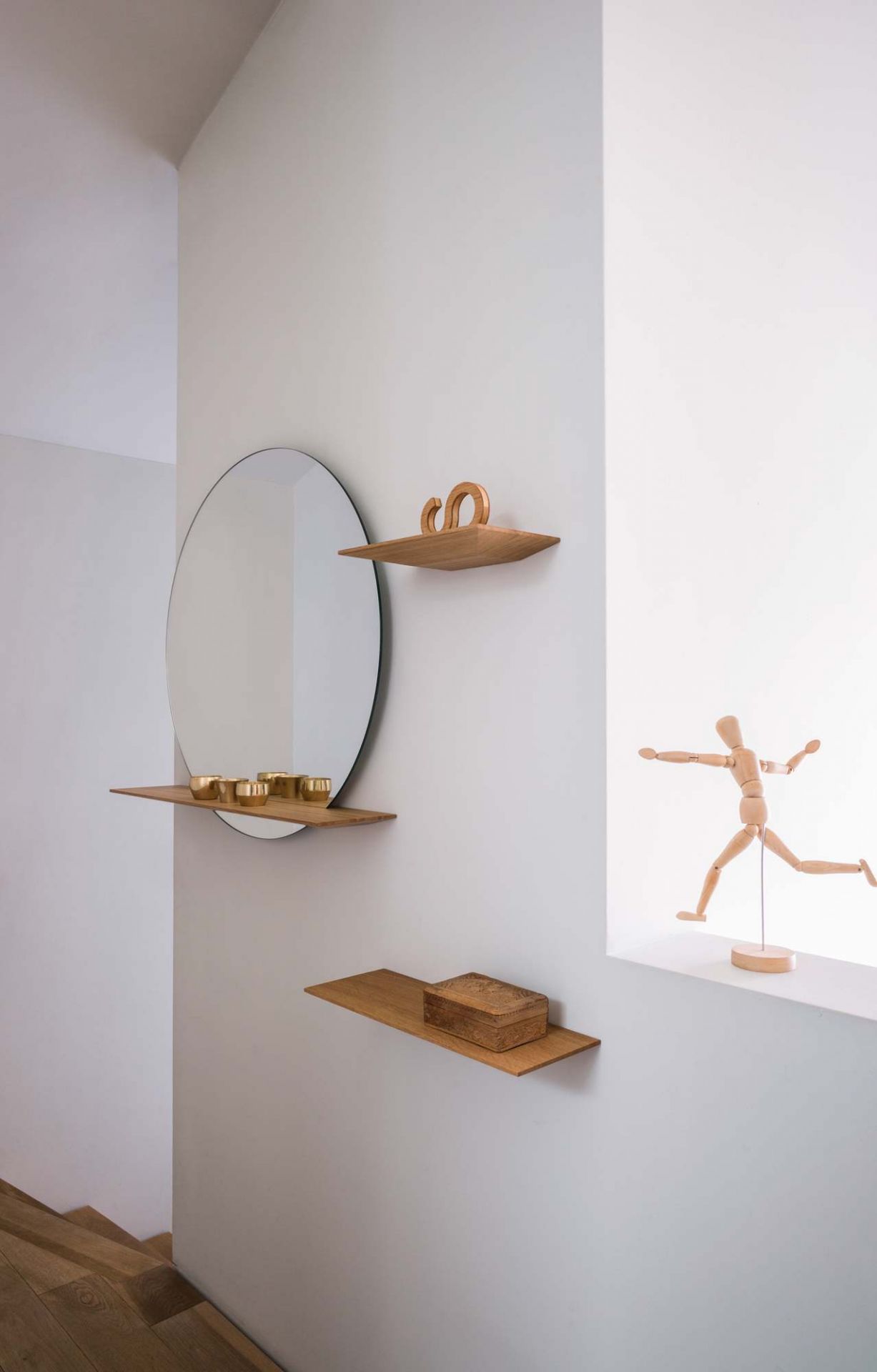 Schönbuch Cut Spiegel mit Ablage, 45 cm, an der Wand mit Deko-Elementen und Holztreppe.