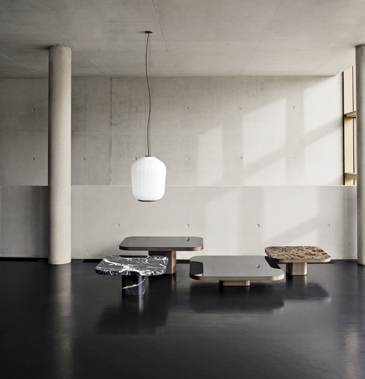 ClassiCon Bow Coffee Table No. 2 Couchtische aus Marmor und Glas in modernem Ambiente.