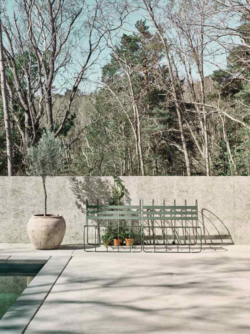 Gardener's Sofa von Design House Stockholm für den Außenbereich, modernes Gartensofa aus grünem Metall.