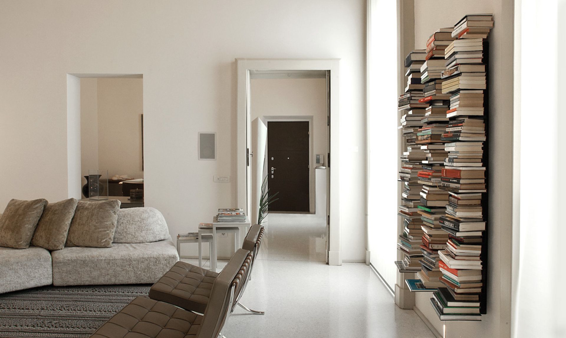 Ptolomeo Wandbüchersäule: Vertikale Bücherregal-Lösung für die Wandmontage, modernes Design für Wohnzimmer und Büro.