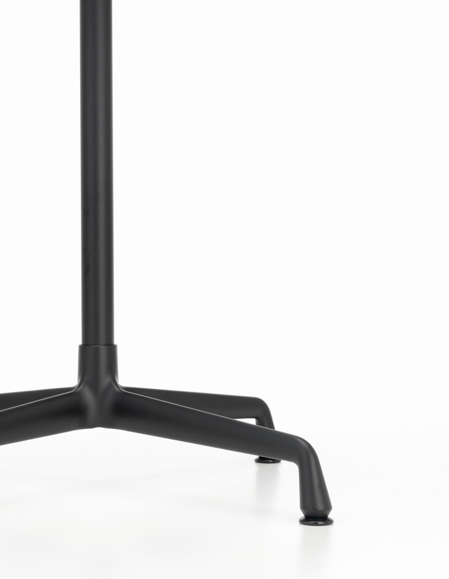 Detailaufnahme des schwarzen Eames Contract Table Tischfuß von Vitra, ideal für moderne Büros.