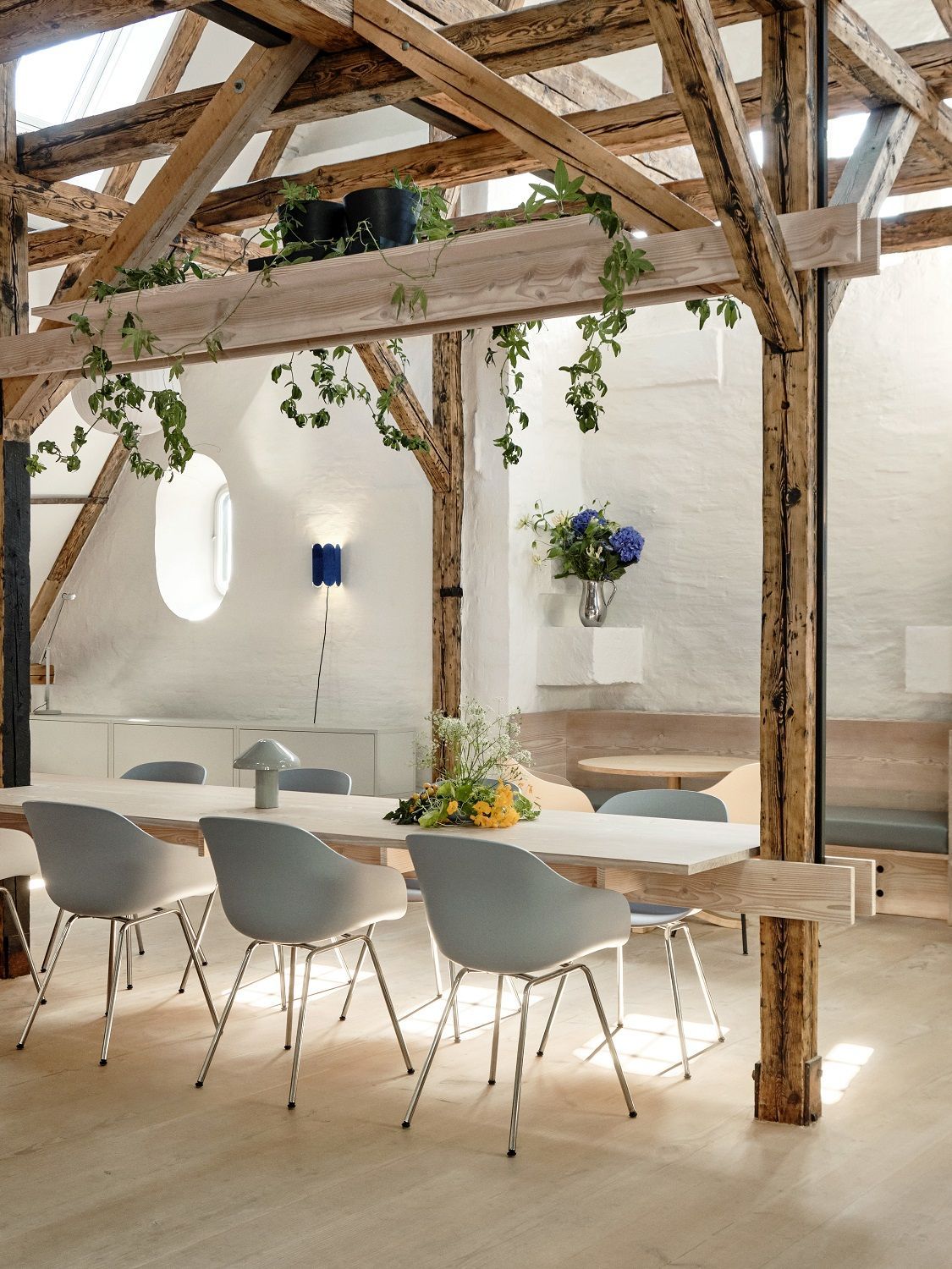 Helle Esszimmerszene mit grauen Hay AAC 226 Stühlen am Holztisch. Designstuhl für modernes Wohnen.