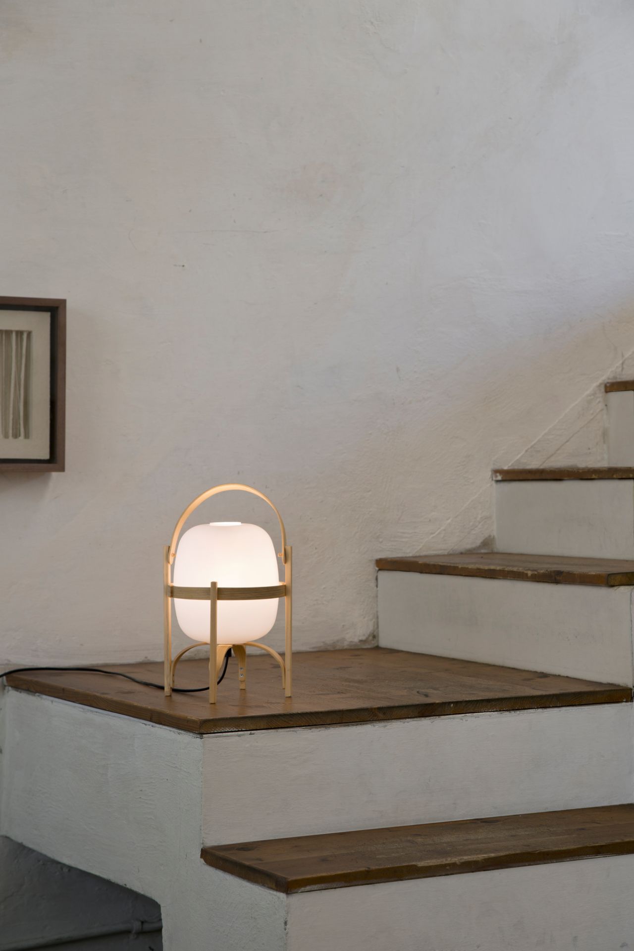 Cestita Tischleuchte mit Opalglas-Schirm auf Treppe, Laternen-Design für stimmungsvolle Beleuchtung im Innenbereich.