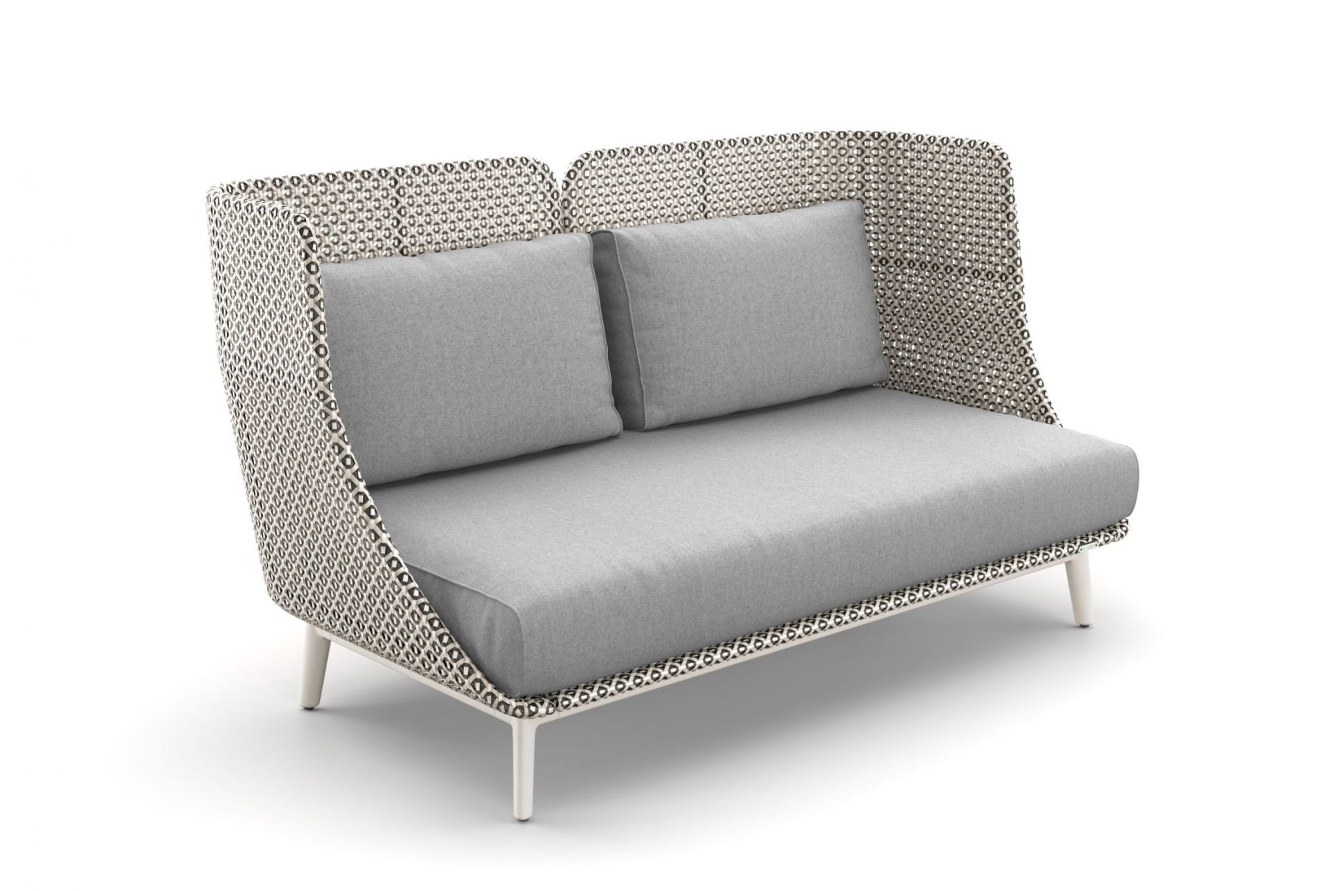 Mbarq Sofa von Dedon mit hoher Rückenlehne und grauen Polstern für den Außenbereich.
