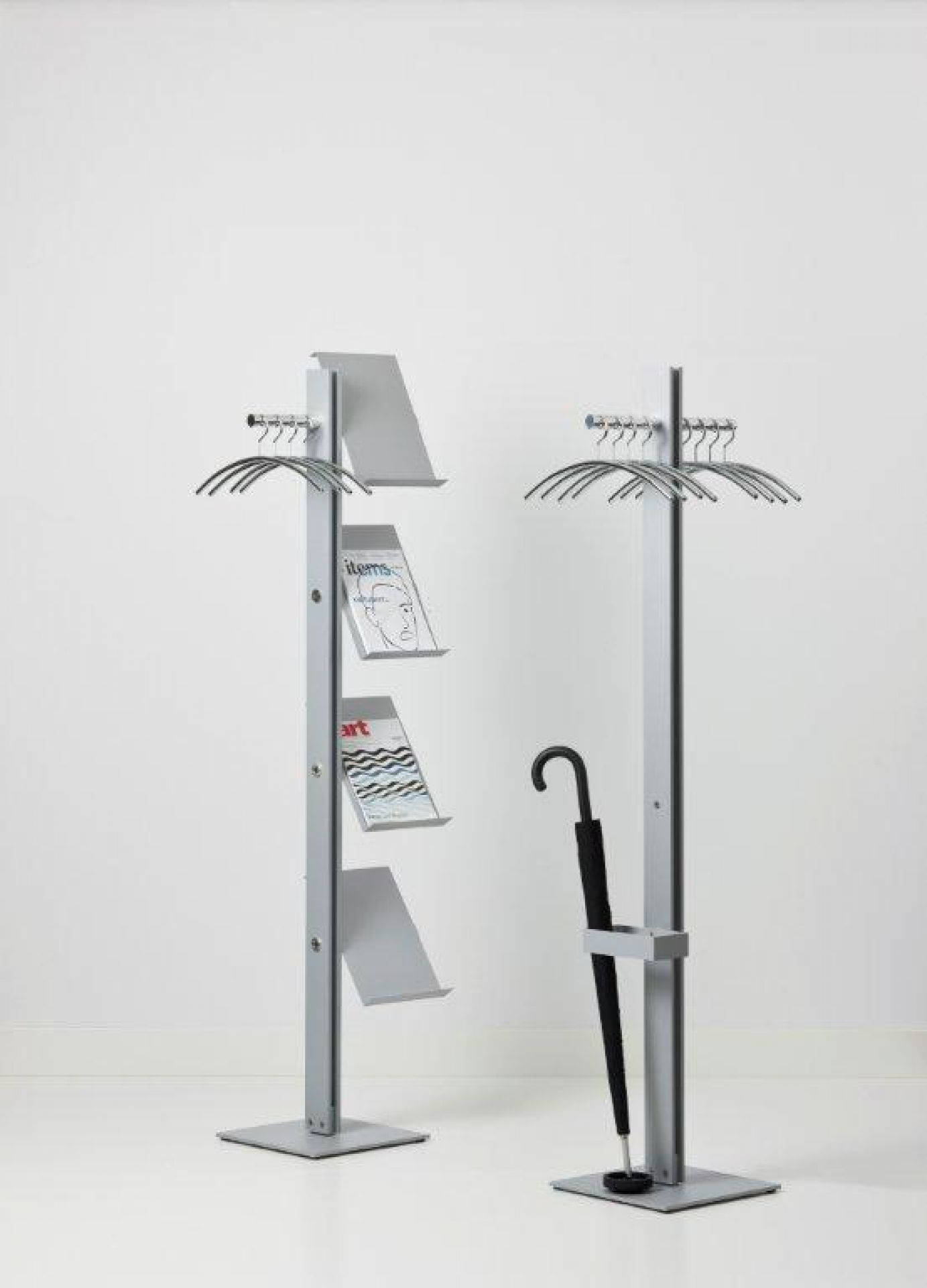 Standfree B Garderobenständer von Cascando mit Prospektablagen und Schirmhalter, ideal für Büro und Empfangsbereich.