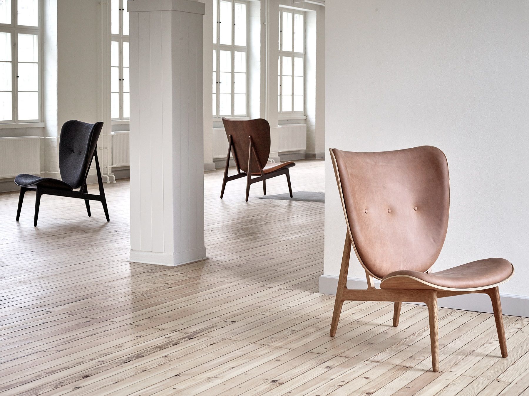 NORR11 Elephant Lounge Chair Sessel in Leder und Stoff, skandinavisches Design für Wohnzimmer.