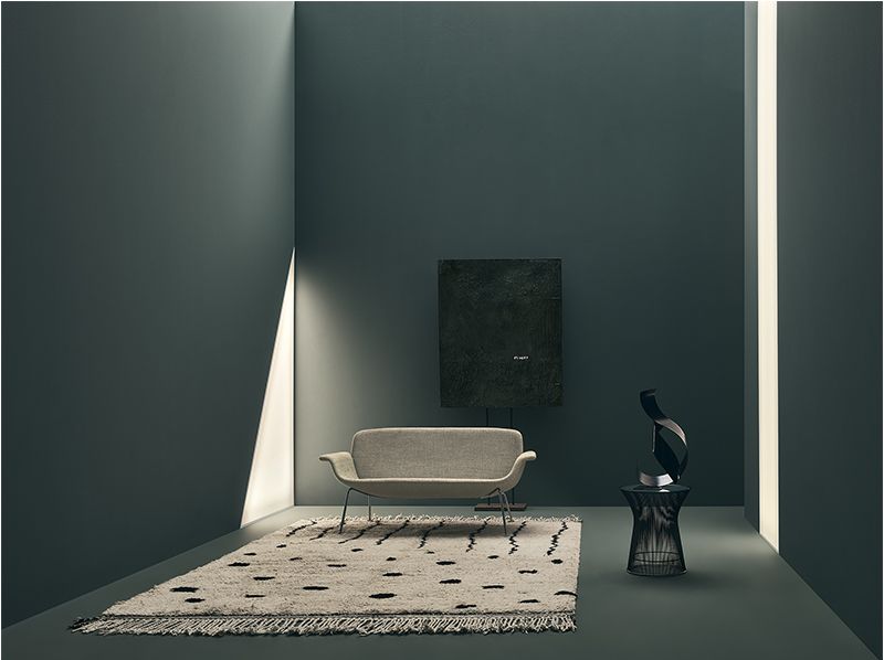 KN05 Zweisitzer Sofa von Knoll International, modernes Design, hellgrauer Stoffbezug, minimalistisches Wohnzimmer.