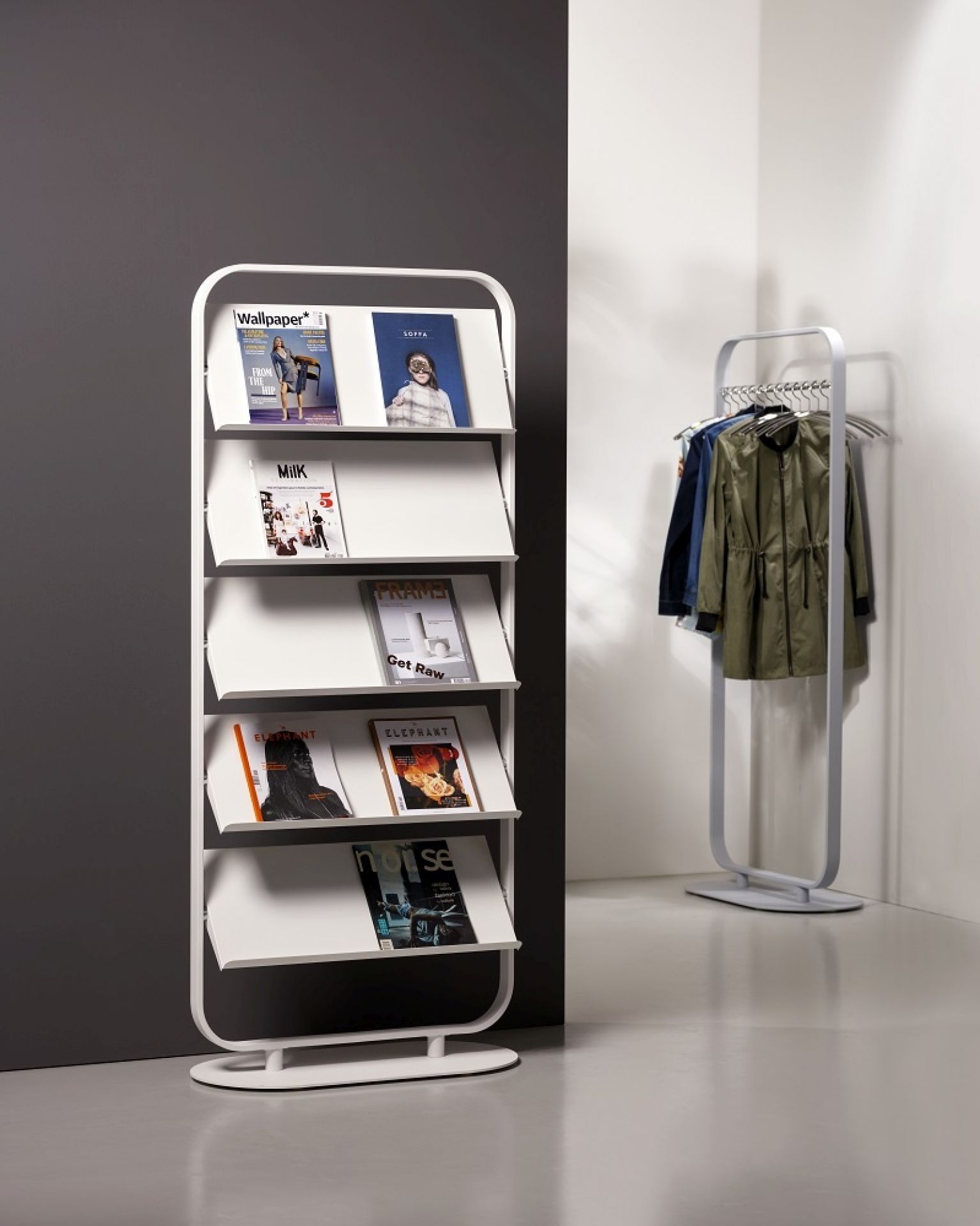 Weißer Focus Prospekthalter von Cascando mit Magazinen und Zeitschriften in einem modern eingerichteten Raum.