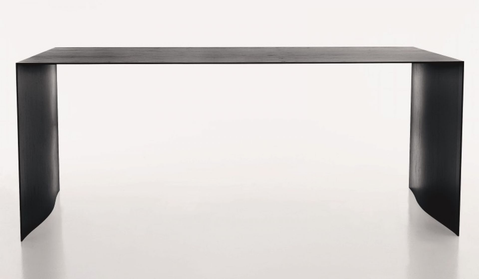 Schwarzer Thinner Tisch von Karl Andersson & Soener, minimalistisches Design für Esszimmer oder Büro.