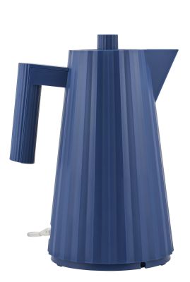 Blauer Alessi Plissé Wasserkocher MDL06 mit gerippter Oberfläche und ergonomischem Griff. Design Wasserkocher.