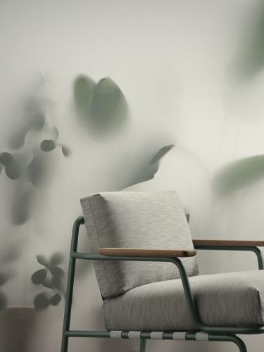 Detailaufnahme: Muuto Settle Lounge Chair Outdoor Sessel mit grünen Rahmen und hellgrauen Polstern.