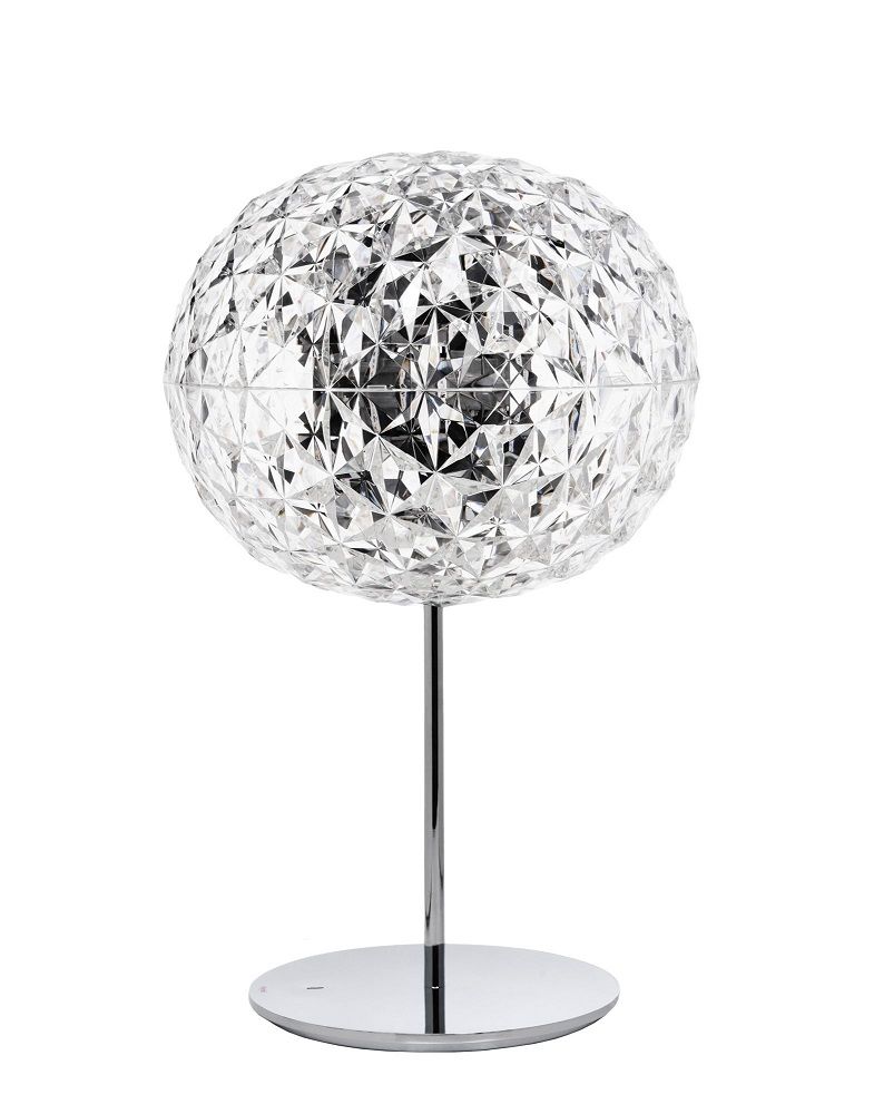 Planet Tischleuchte von Kartell, 53 cm, mit transparentem, facettiertem Lampenschirm und Chromfuß.